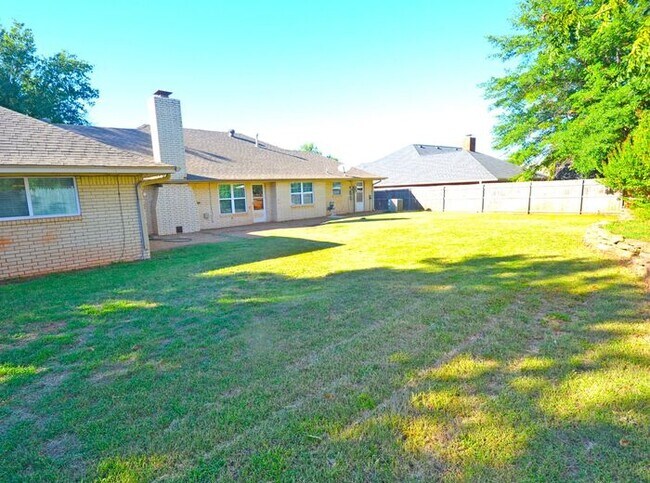 Building Photo - 4 Bed 2.5 Bath 2 Car Garage in Camelot Addition NW OKC