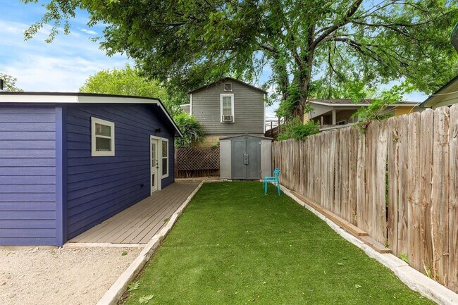 Building Photo - 2208 Santa Rita St