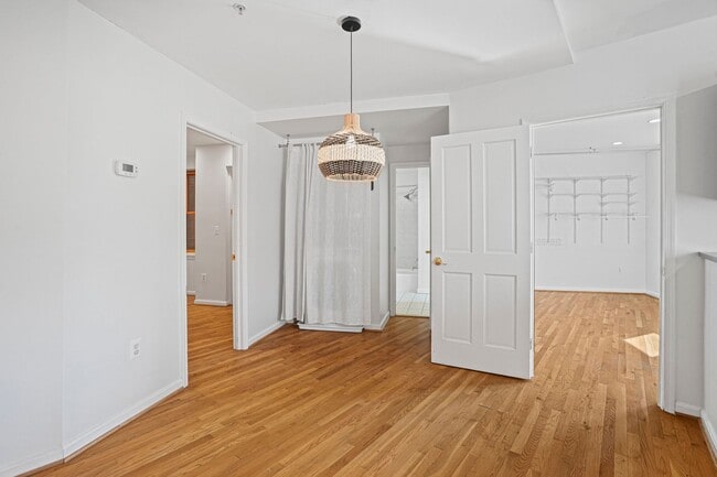 Building Photo - 2 Bedroom Beauty in Bloomingdale! Pets Wel...