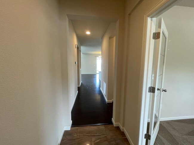 Building Photo - Luxurious 3 Bedroom 2.5 Bathroom House in ...