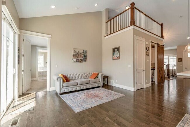 Building Photo - Upmarket Townhouse in Sought After Holladay City