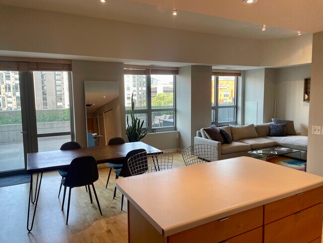 Building Photo - 929 Portland Ave