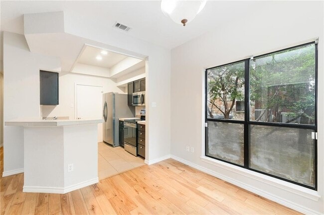 Building Photo - 4711 Spicewood Springs Rd