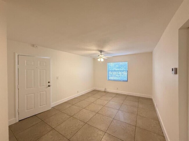 Building Photo - 607 NE 29th Dr