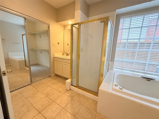 Building Photo - 3306 Vista Lake Dr