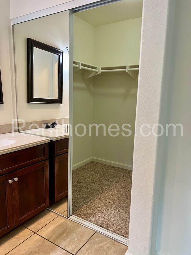 Building Photo - 10960 Creekbridge Pl