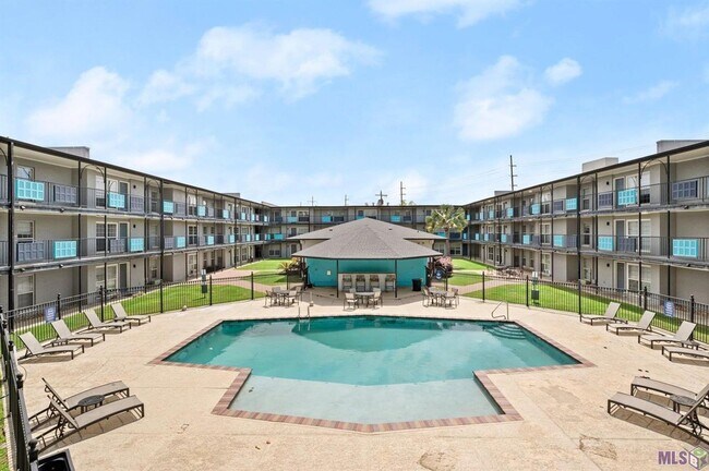 Building Photo - 2 Bedroom Downstairs condo available Now N...