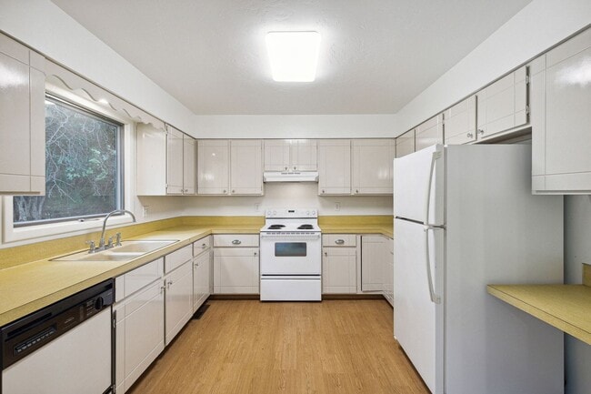 Building Photo - 3 Bed, 2.5 Bath House in the Rattlesnake