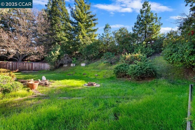 Building Photo - 207 Midway Dr