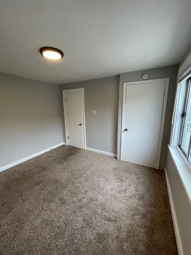 Building Photo - Renovated 2 bed 1 bath apartment in South Side!