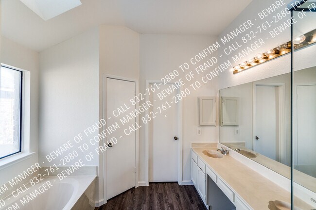 Building Photo - 1538 Evergreen Dr