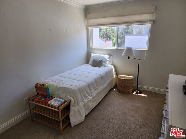 Building Photo - 1546 Palisades Dr
