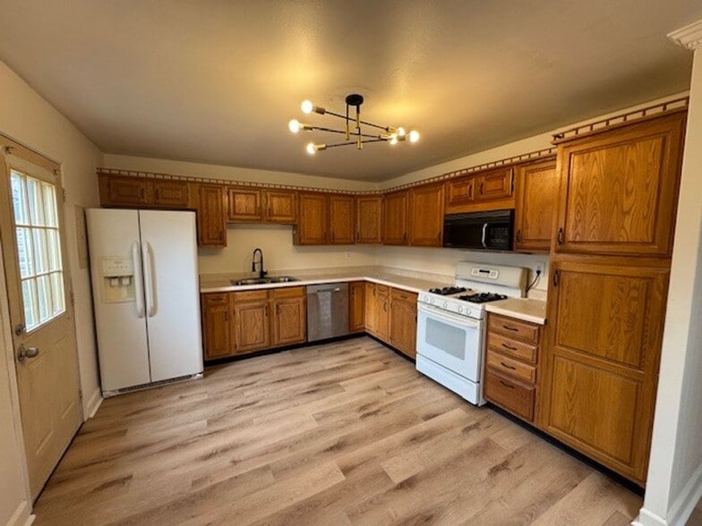 Building Photo - Beautiful 3BR/1BA spacious ranch style home in Warren Township