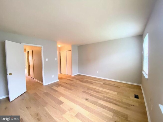 Building Photo - 27 Barclay Ct
