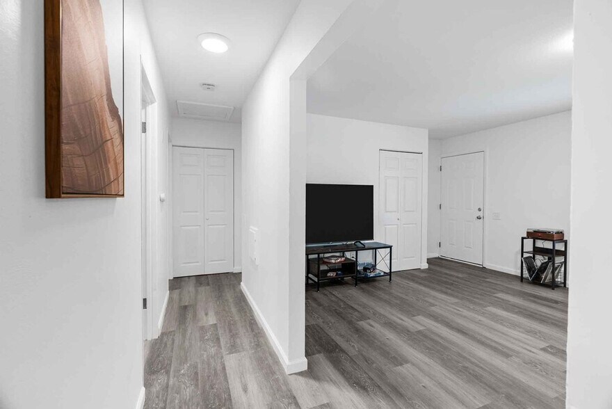 Building Photo - 2633 Garham Dr