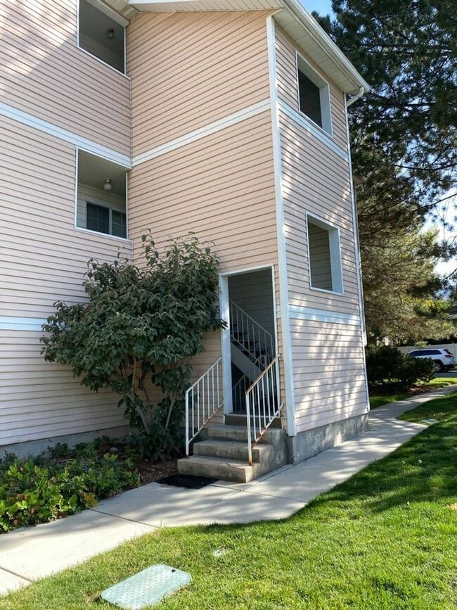 Building Photo - Updated 2 Bd 2 Ba Condo in Sandy