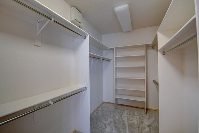 Building Photo - High Desert Custom Beauty 3 Bedroom 2 bath...