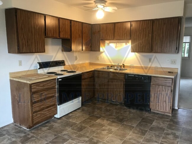 Building Photo - 3-Bedroom Townhome with Fenced Yard & Detached Garage