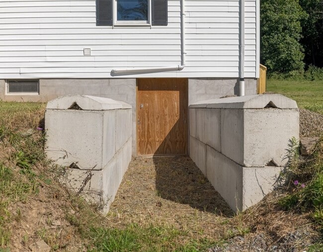 Building Photo - 20 Mutton Hill Rd