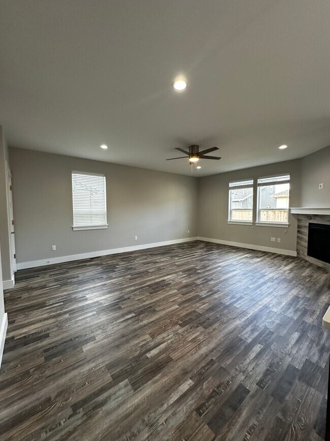 Building Photo - Beautiful and New 3 Bedroom Home