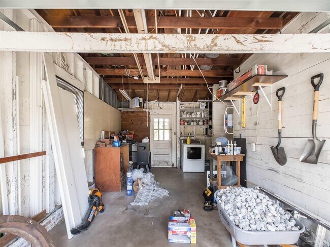 Building Photo - 1102 E Texar Dr