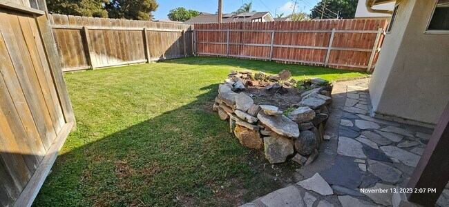 Building Photo - Centrally Located Small Cottage Studio with Private Yard