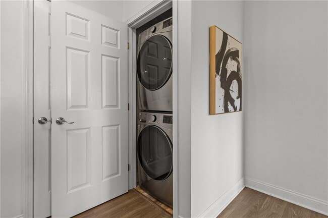 Building Photo - 106 E Mill St