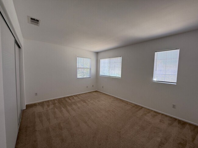 Building Photo - Palmdale 4 Bedroom + 3 Bath