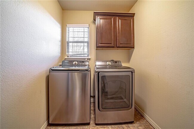 Building Photo - 2005 SW Birch St