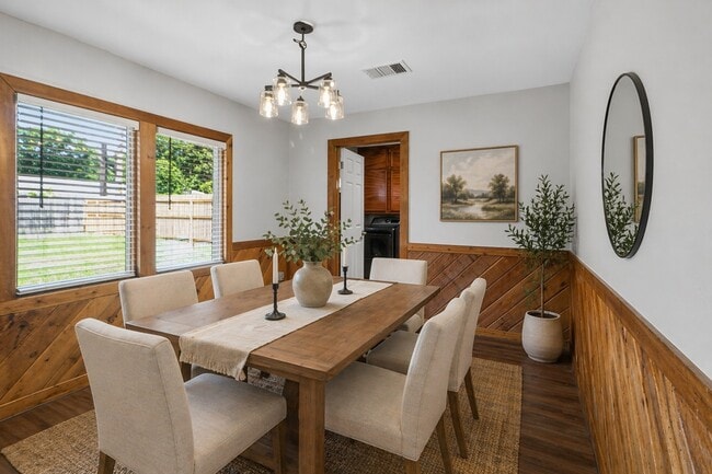 Building Photo - 2027 Ottawa Ln