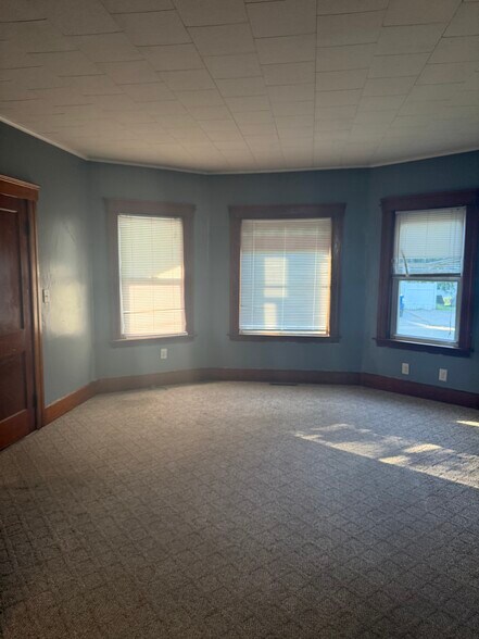 Building Photo - 41 Elm St