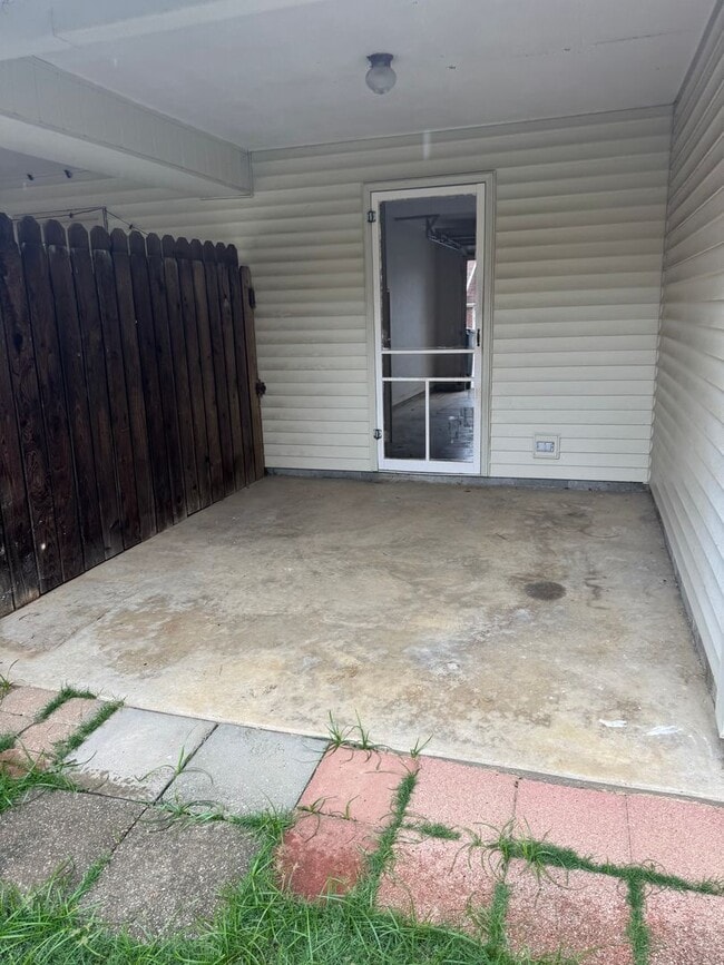 Building Photo - West End Duplex with 1 Car Garage