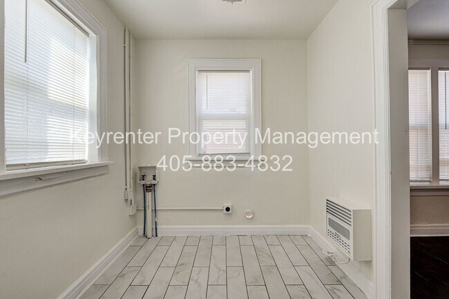 Building Photo - N Gatewood Ave Duplex