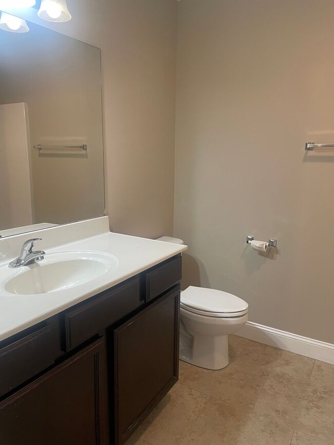 Building Photo - Knoxville 37918 - 2 bedroom, 2.5 bath townhome - Contact Lisa Vineyard and Shannon Russell (865) ...