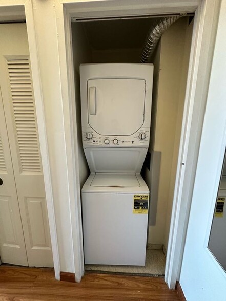 Washer Dryer in-Unit - 733 Harmon Cove Tower