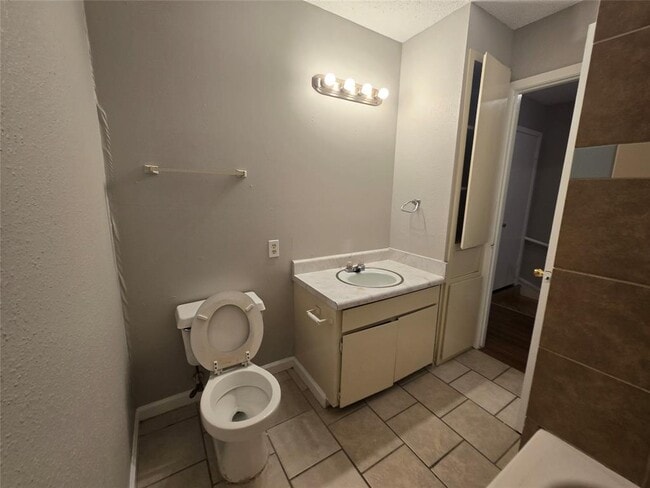 Building Photo - 3824 Southway Dr