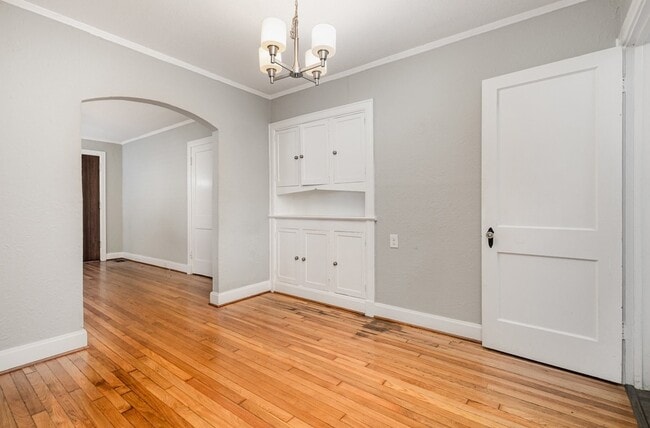 Building Photo - 5924 La Vista Dr