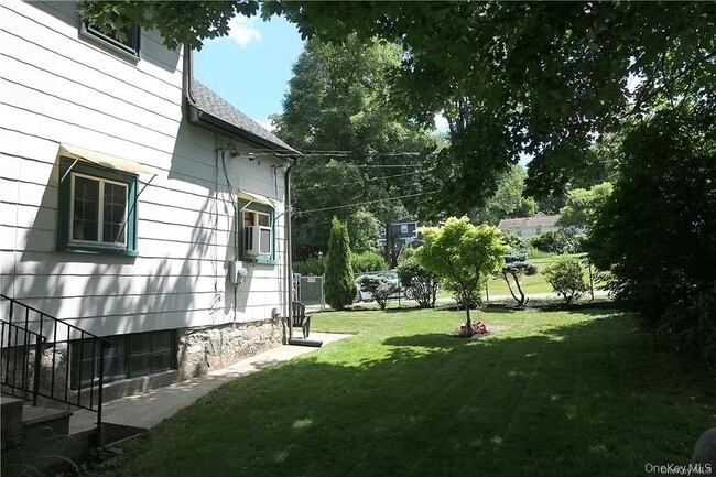 Building Photo - 12 Mamanasco Rd