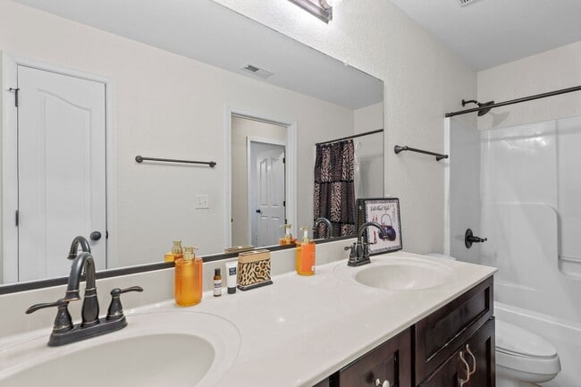 Building Photo - Dream Home Alert in Hampton!