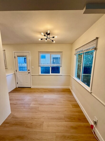 Building Photo - 14122 Delano St