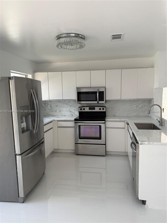 Building Photo - 875 NW 99th Ave