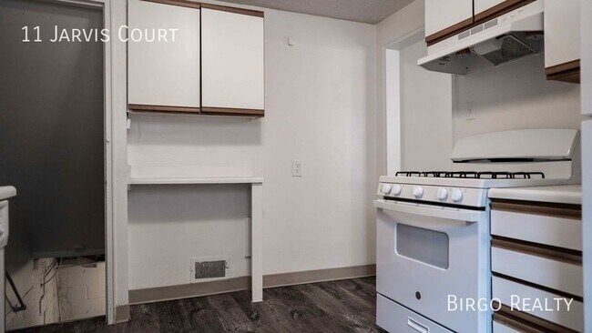 Building Photo - Move in special! First month free rent!