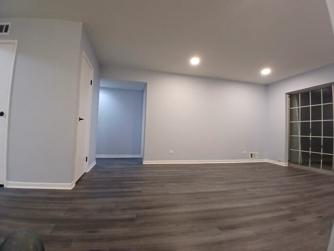 Building Photo - 9460 Bay Colony Dr