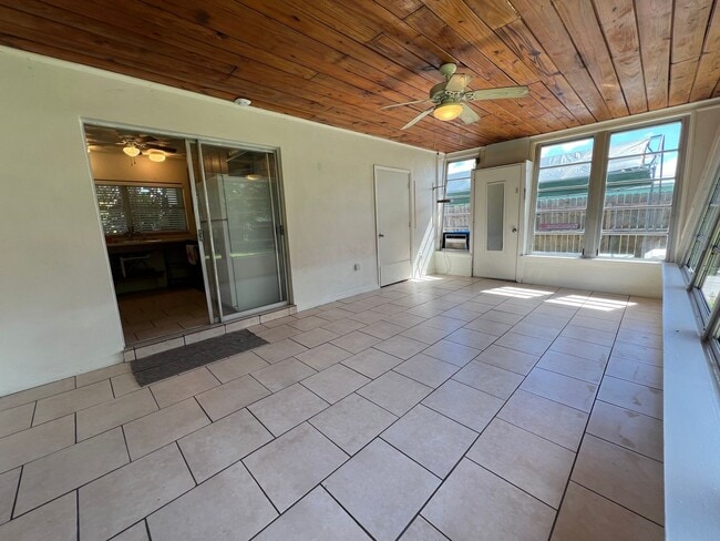 Building Photo - AVAIL 10/15 -- $1,200 ** Annual ** 2 Bed /...