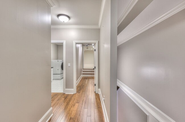 Building Photo - Stunning Executive Townhome in the Heart o...
