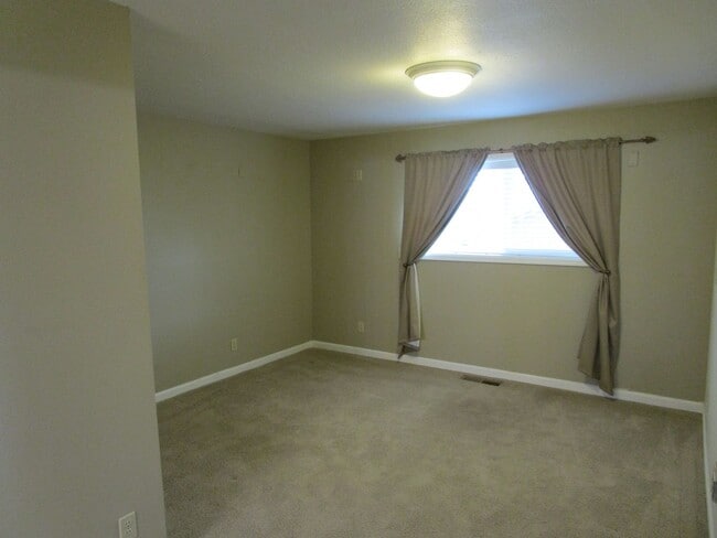 Building Photo - Spacious 2 Story, 2 Bedroom, 2 Bath Home on Corner Lot in Ochoco West Subdivision - Available Ear...