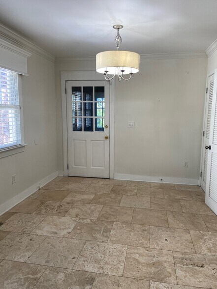 Building Photo - 907 Irving Rd