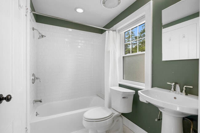 Building Photo - 467 Pelhamdale Ave