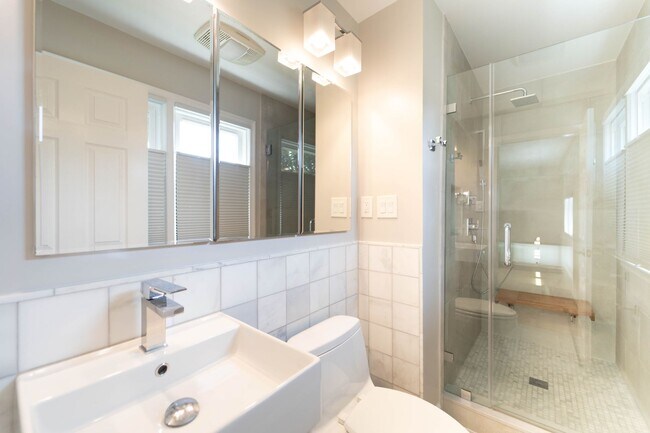 Building Photo - Spacious Split-Level with In-Law Suite & B...