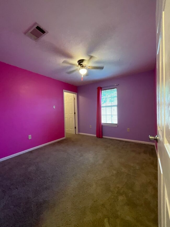 Building Photo - 2123 Hickory Dr